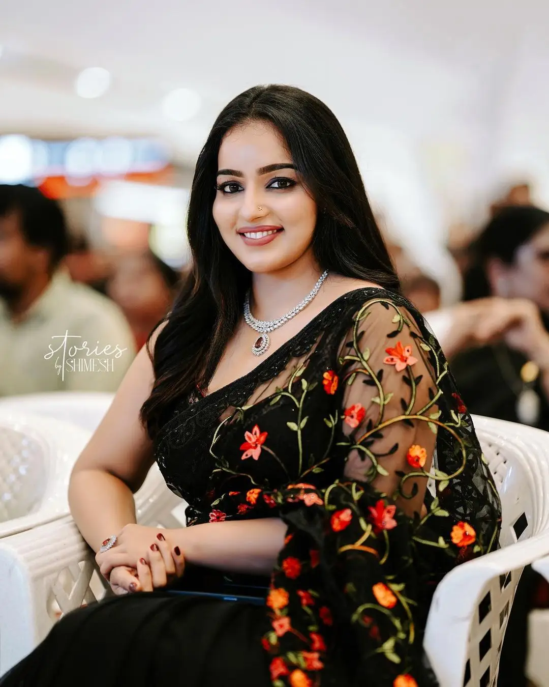 MALAYALAM GIRL MALAVIKA MENON PICS IN BLACK SAREE SLEEVELESS BLOUSE